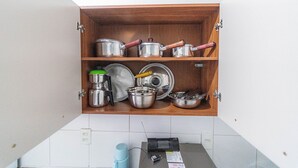 A kitchen cabinet with stainless steel pots, pans, and utensils. - Kitnet 20% off, Full Kitchen, up to 4 Guests, Jr Catito (Brasília)