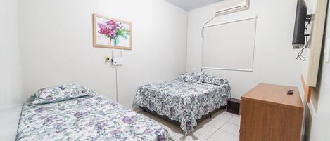 مكواة/لوح كي وخدمة الإنترنت وملاءات أسرّة