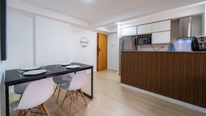 A compact kitchen with a microwave, oven, and coffee machine. - Up to 5 Guests, Garage, Elevator, Swimming Pool, Jr Catito (Brasília)