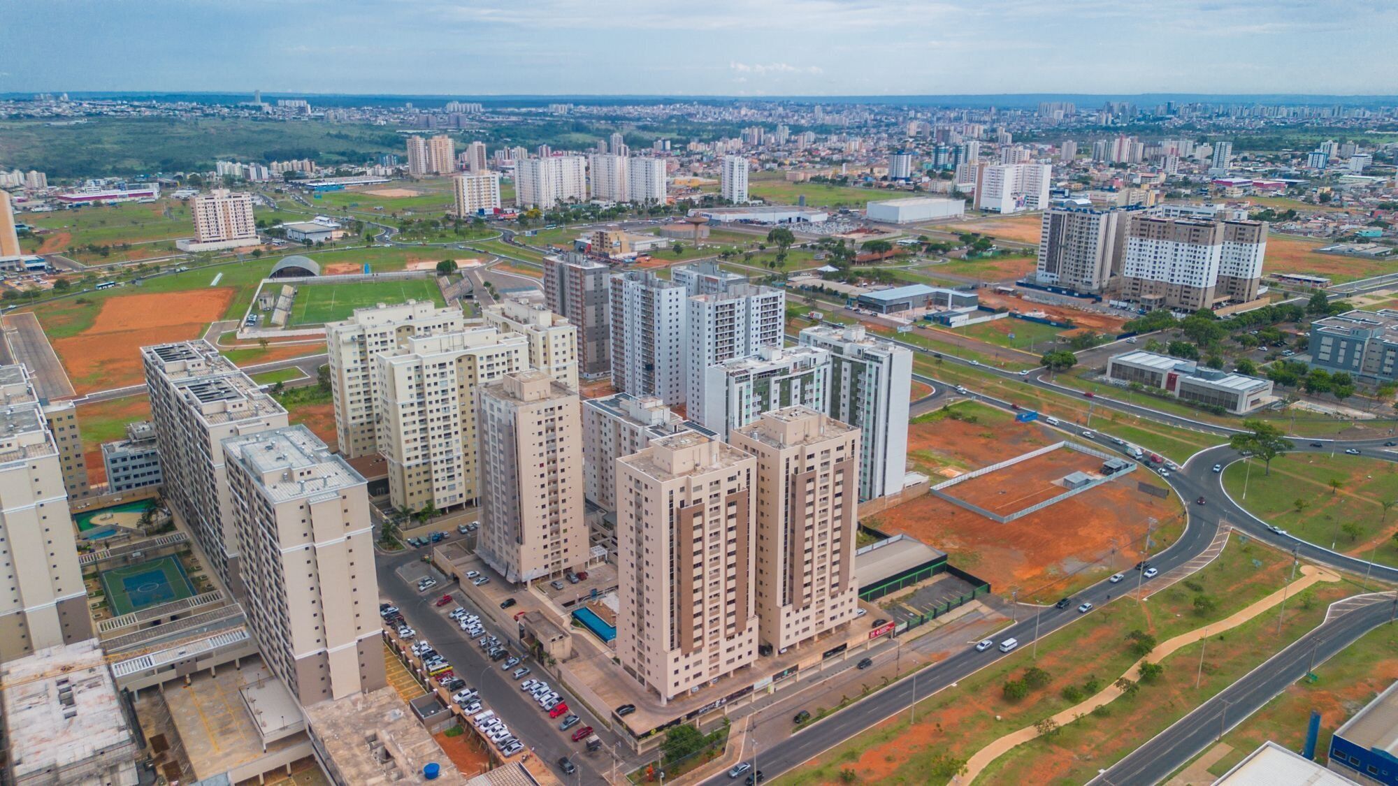 Un complesso residenziale con diversi edifici, strade e aree verdi.