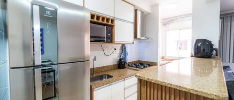 Kühlschrank, Mikrowelle, Kochgeschirr/Geschirr/Besteck