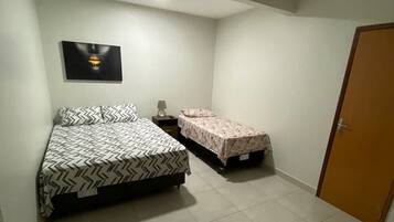 2 quartos, ferros/tábuas de passar roupa, acesso à internet