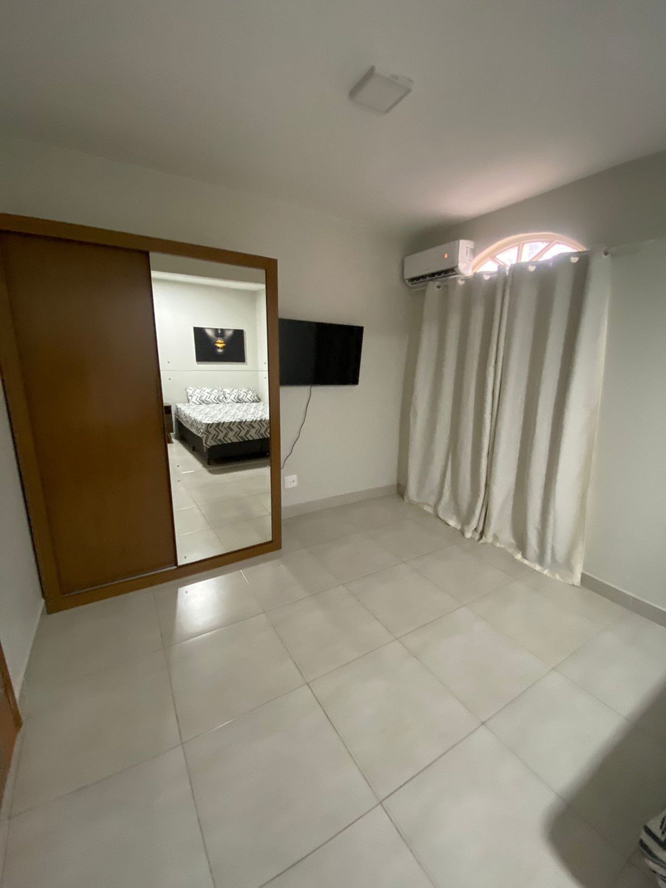 2 quartos, ferros/tábuas de passar roupa, acesso à internet