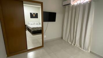 2 quartos, ferros/tábuas de passar roupa, acesso à internet