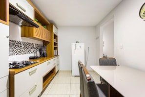 Fridge, microwave, cookware/dishes/utensils - Ap Com Suite ,wi-fi 500mb , Estacionamento, Elevador, Cozinha Completa , Jr Catito (Brasília)