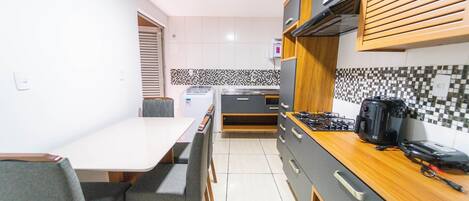 Refrigerador, microondas, utensilios de cocina