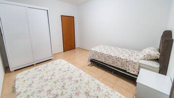 1 bedroom, iron/ironing board, internet, bed sheets