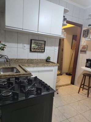 Geladeira, micro-ondas, fogão, cafeteira/chaleira