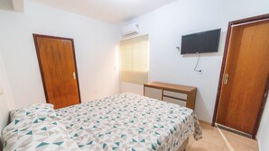 A bedroom with a bed, a desk, and two doors. - Ap 75m2, 2 Bedrooms/suite, Up to 7 Guests, WI-FI 1G, Jr Catito (Brasília)