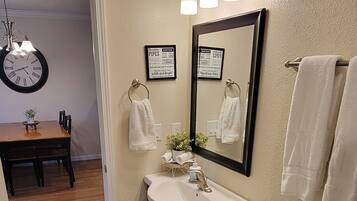 Secadora de cabello, toallas, jabón, shampoo