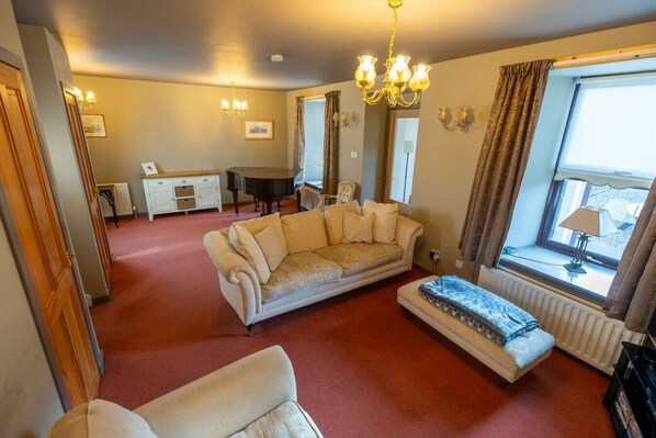 TV - Rockvale Cottage in Fort William Town Centre (Fort William)