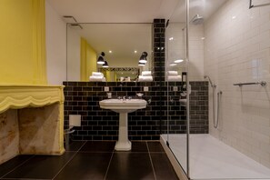 Premium Suite, Ensuite (à l'italienne) | Bathroom | Shower, rainfall showerhead, hair dryer, towels - Maison Fredon (Bordeaux)