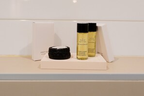 Ducha, cabezal de ducha tipo lluvia, secador de pelo, toallas