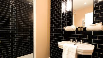 Phòng Suite Tiêu chuẩn, có phòng tắm riêng (à l'italienne) | Phòng tắm | Buồng tắm vòi sen, vòi sen phun mưa, máy sấy tóc, khăn tắm