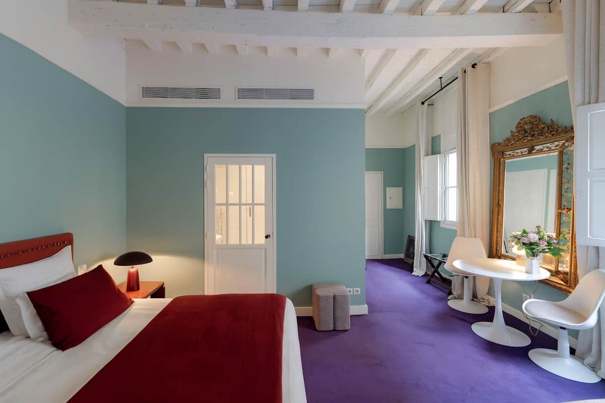 1 bedroom, premium bedding, Select Comfort beds, laptop workspace