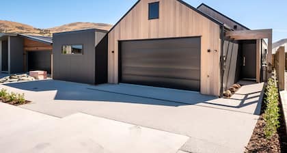 Cosy ski retreat on The Remarkables Ski Area. 5 minutes to Jacks Point Golf Club