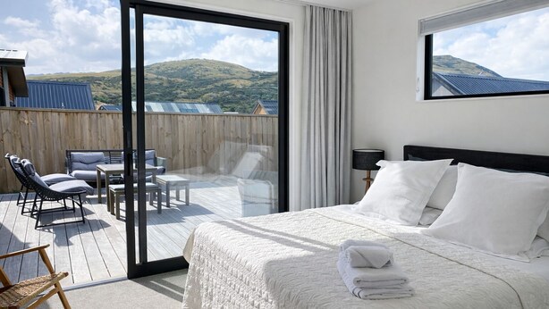 Unclassified image, 1 of 30, button - Cosy ski retreat on The Remarkables Ski Area. 5 minutes to Jacks Point Golf Club (Jacks Point)
