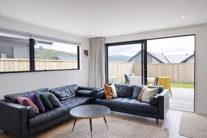 Smart TV, books, computer monitors - Cosy ski retreat on The Remarkables Ski Area. 5 minutes to Jacks Point Golf Club (Jacks Point)
