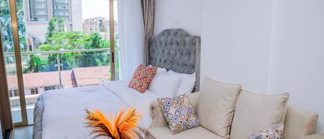 1 habitación, escritorio, tabla de planchar con plancha y wifi