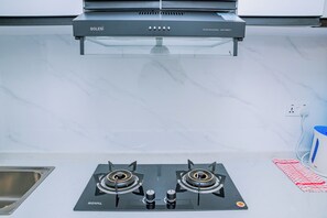 冷蔵庫、電子レンジ、コンロ、電気ポット