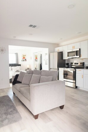 Living area - 1B/1BR PLUSH PEACEFUL ESCAPE (Dallas)