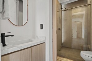 Douche, serviettes fournies, papier toilette