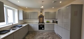 Hus | Privat køkken | Køleskab, mikrobølgeovn, ovn, kogeplade