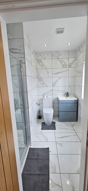 House | Bathroom | Shower, hair dryer, towels