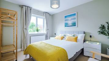 4 bedrooms, iron/ironing board, WiFi, bed sheets