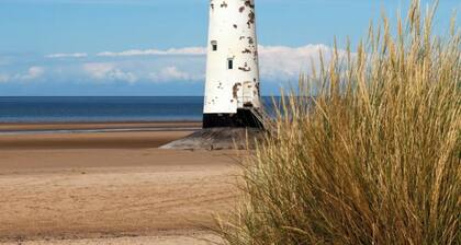 Delightful Family Home with Hot Tub 5 minute walk from stunning beach