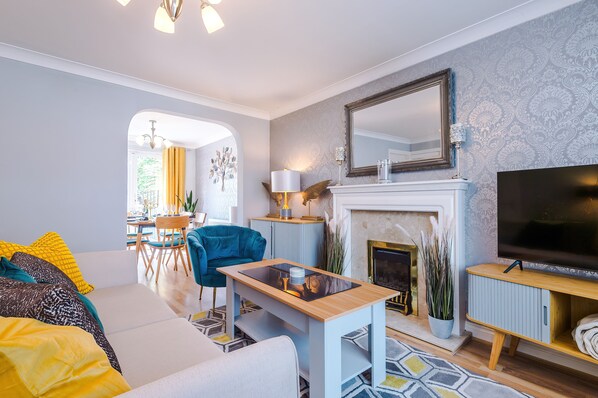 TV - Delightful Family Home with Hot Tub 5 minute walk from stunning beach (Prestatyn)