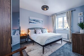 4 bedrooms, iron/ironing board, WiFi, bed sheets - Delightful Family Home with Hot Tub 5 minute walk from stunning beach (Prestatyn)