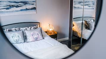 4 bedrooms, iron/ironing board, WiFi, bed sheets