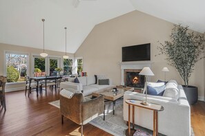 Living area - East Hampton Beach Retreat! (East Hampton)