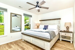 2 soverom, skrivebord, strykejern/-brett og reiseseng for barn