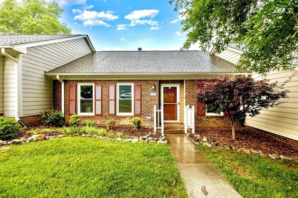 Exterior - The Perky Pineapple; Quiet Ranch; 2 King Beds; Well Appointed; Centrally Located (Raleigh)