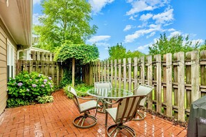 Outdoor dining - The Perky Pineapple; Quiet Ranch; 2 King Beds; Well Appointed; Centrally Located (Raleigh)