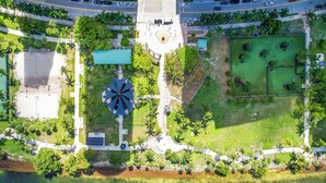An aerial view of a park with a central circular plaza, pathways, and surrounding greenery. - Amazing Studio Downtown MIA (Miami)
