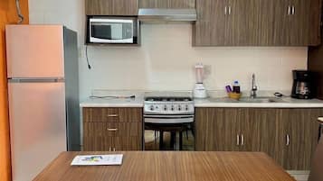 Apartment, Multiple Beds, Kitchenette, City View | Living area