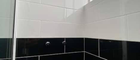 Apartamento, várias camas, cozinha americana, vista para a cidade | Banheiro
