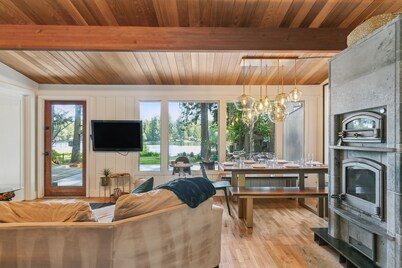 Midcentury Waterfront Retreat w/hottub dock beach