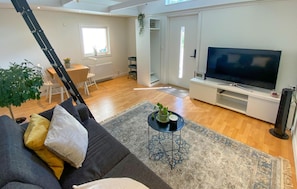 TV - Stunning home in Uddevalla with kitchen (Uddevalla)