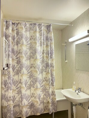 Hair dryer, towels, soap, shampoo - Lovely apartment in the center of Ryd, near Linköping University (Östergötlands län)