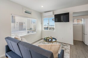 Smart-TV, Kamin, Bücher