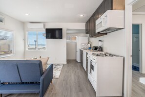 Jääkaappi, mikroaaltouuni, uuni, liesi