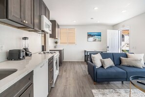 Jääkaappi, mikroaaltouuni, uuni, liesi