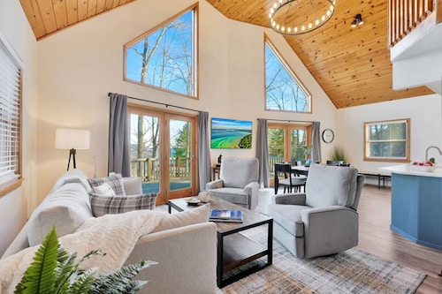 Lake View Fully Stocked Family Retreat - Paddleboards, Firepit, Games, EV outlet