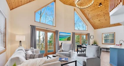 Lake View Fully Stocked Family Retreat - Paddleboards, Firepit, Games, EV outlet