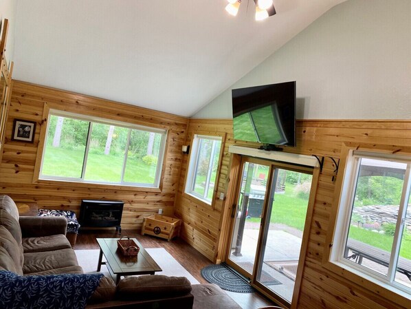 TV connectée, cheminée, chaîne hi-fi, espaces bureaux