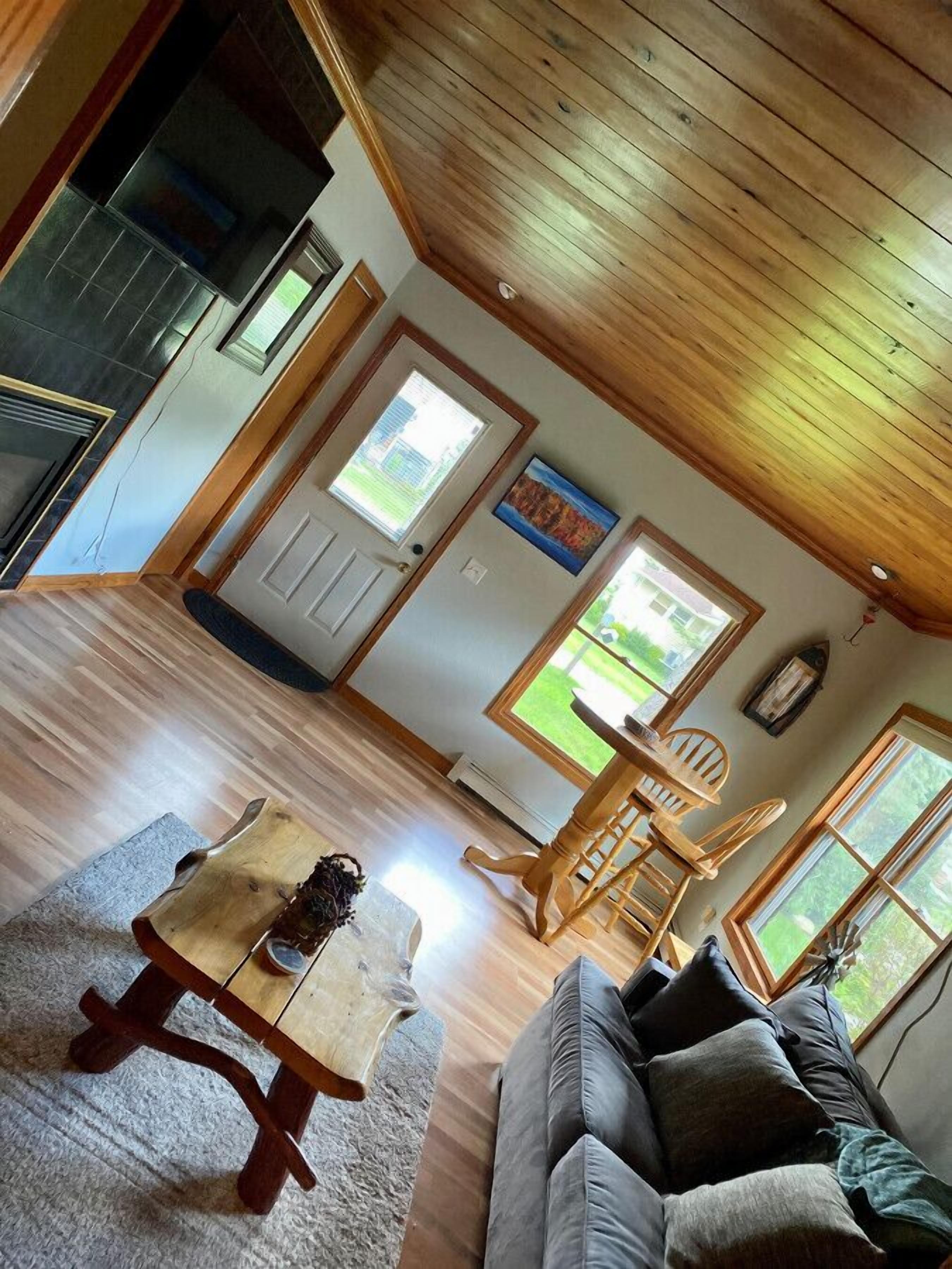 Älytelevisio, takka, stereot, työhuone